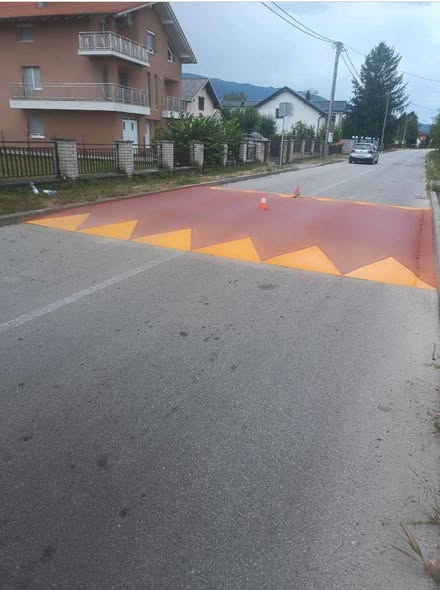Uzdignuta ploha za smirivanje saobraćaja u Ulici Bakšaiškog odreda, MZ Bakšaiš, Bihać