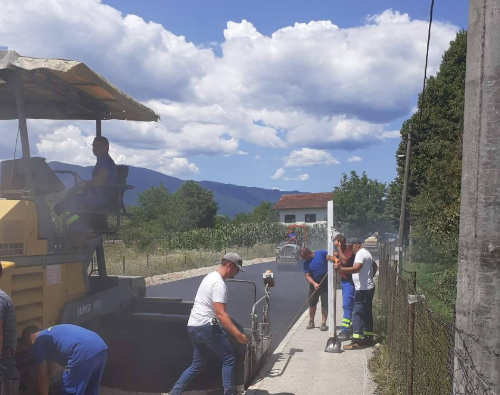 Novoasfaltirana dionica ulice Orljanskih ljiljana u Orljanima, Bihać