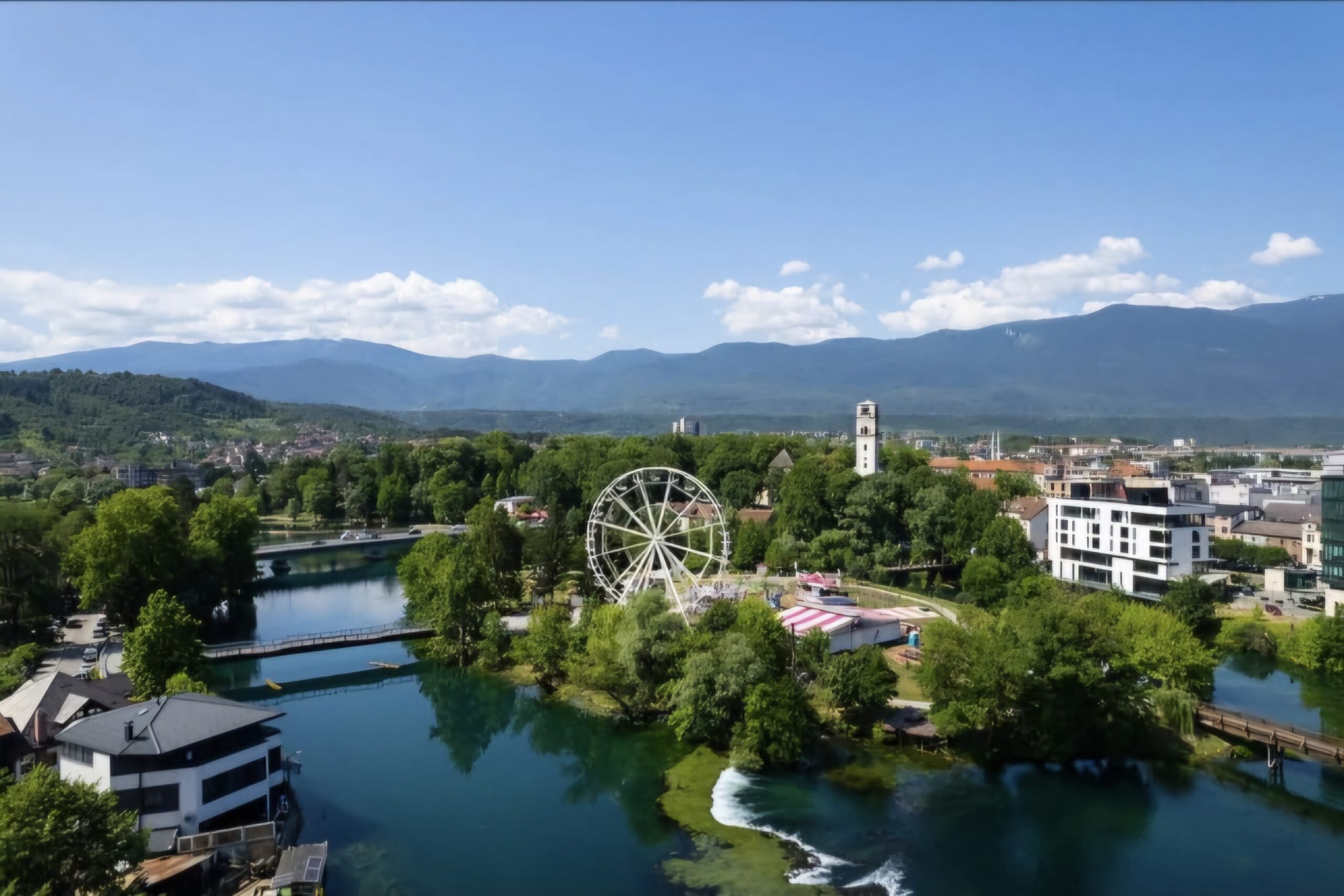 Panorama Bihaća i rijeke Une